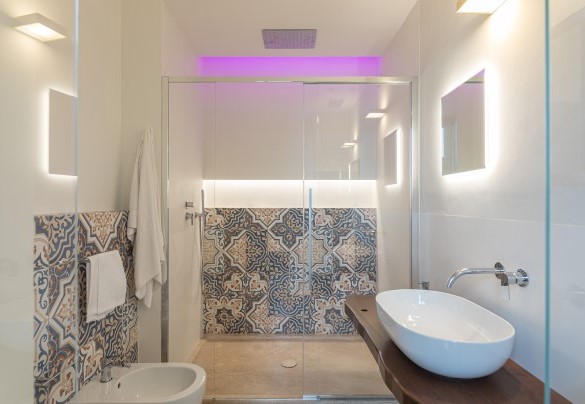 Bagno con doccia e cromoterapia n.3 en-suite alla camera n.3 - Villa Anna Elisa 