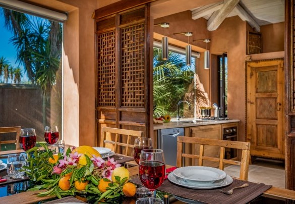 La cucina attrezza e il tavolo da pranzo- Villa Antura