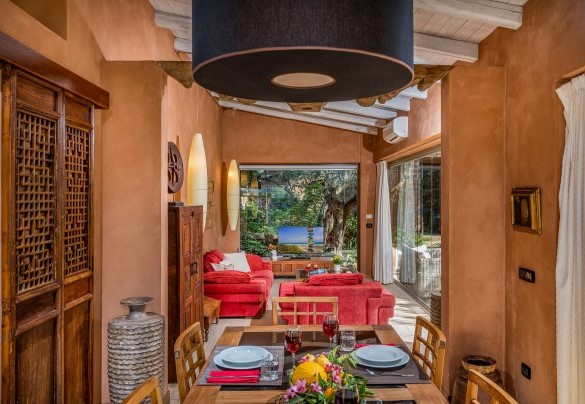 La prima unità con il living in open space con salotto e tavolo da pranzo- Villa Antura