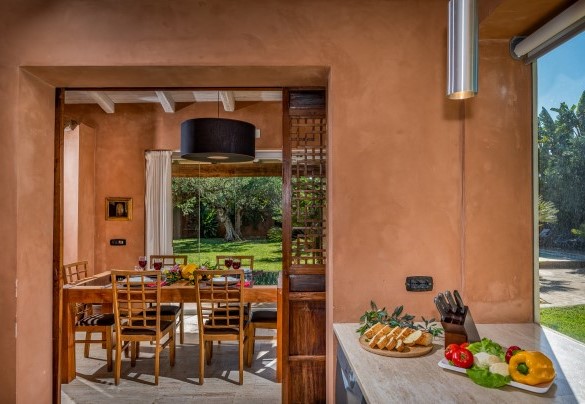 La cucina attrezza e il tavolo da pranzo- Villa Antura