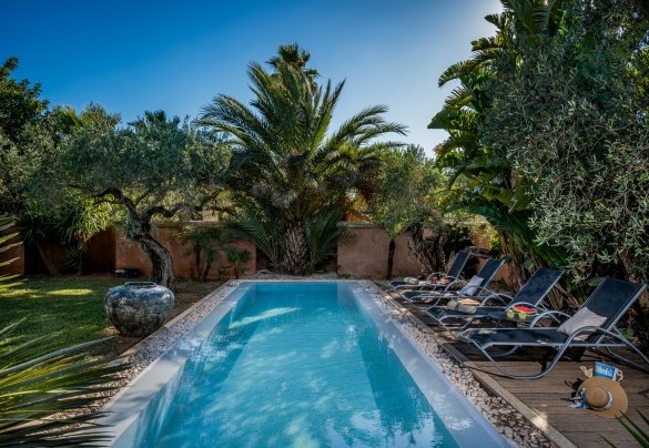La piscina di forma rettangolare misura 7 x 2,5 m con profondità tra 1,20m e 1,40m- Villa Antura
