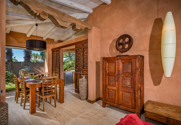 La sala da pranzo in open space gode di serramenti vetrati che si fondono con il paesaggio circostante - Villa Antura