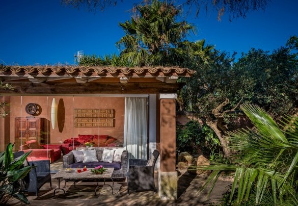 La Villa è provvista di porte finestra di accesso diretto al giardino da tutte le stanze- Villa Antura