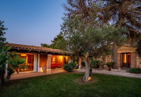 La villa si sviluppa su un unico piano ed è composta da due unità - Villa Antura