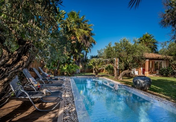 A 5 km da Castelvetrano, in posizione intima e abbracciata da un giardino rigoglioso - Villa Antura
