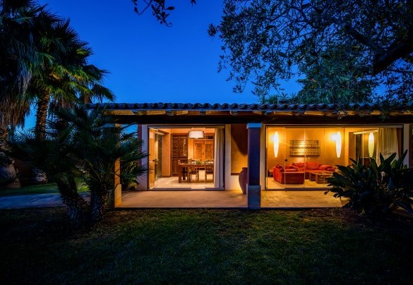La Villa è provvista di porte finestra di accesso diretto al giardino da tutte le stanze- Villa Antura
