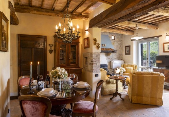Il living con la tavola imbandita e area salotto - Villa Aperolli