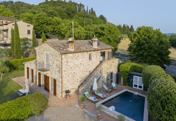 La villa si sviluppa su due piani ed è provvista di porte finestre vista giardino - Villa Aperolli