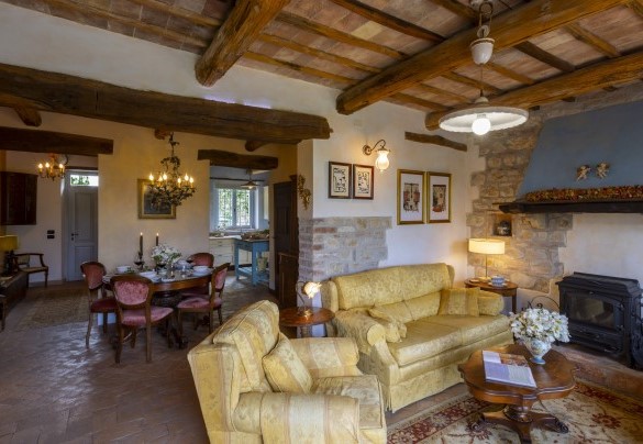 L’area living in open space con la cucina - Villa Aperolli