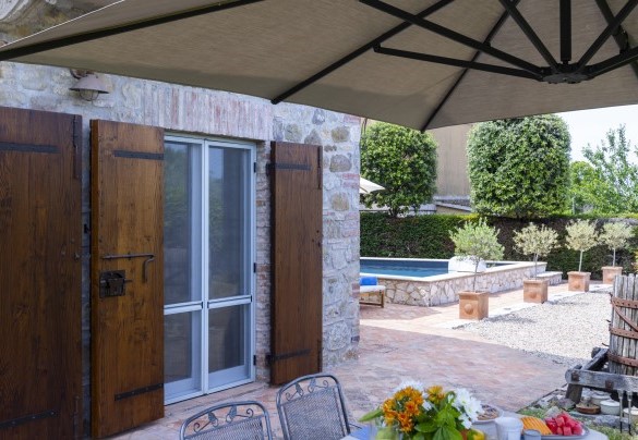L'ombrellone ombreggia il tavolo esterno - Villa Aperolli