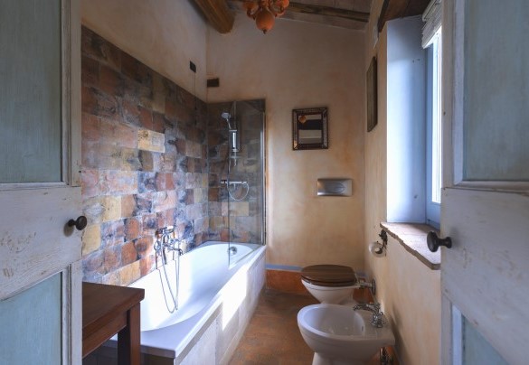 Il bagno en-suite con vasca n.3 al primo piano - Villa Aperolli
