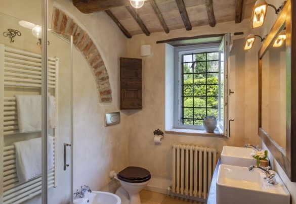 Il bagno con doccia n.2 al piano terra - Villa Aperolli