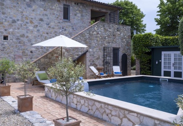 La piscina adiagata su un solarium in terracotta - Villa Aperolli