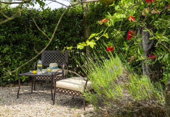 L'angolo relax nel giardino - Villa Aperolli