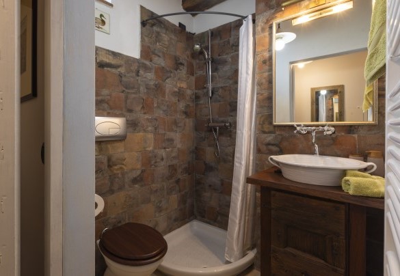 Il bagno con doccia n.1 al piano terra - Villa Aperolli