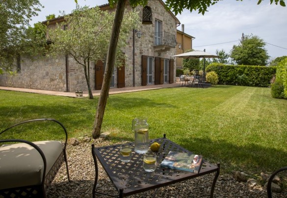 La villa vista dal giardino - Villa Aperolli