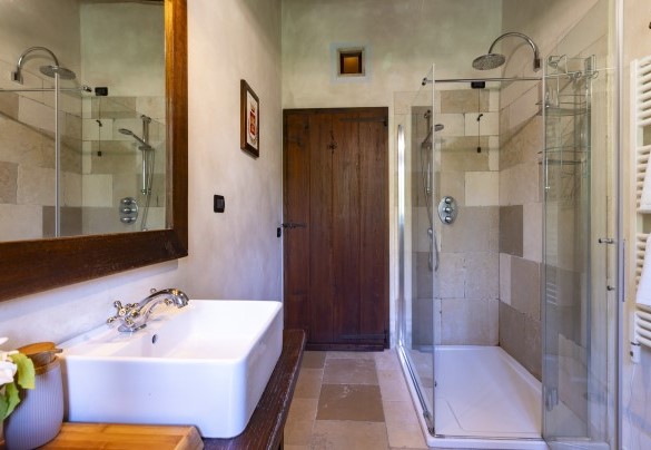 Il bagno con doccia n.2 al piano terra - Villa Aperolli