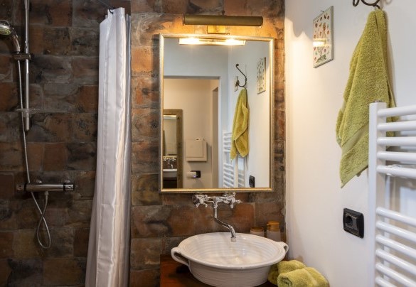 Il bagno con doccia n.1 al piano terra - Villa Aperolli