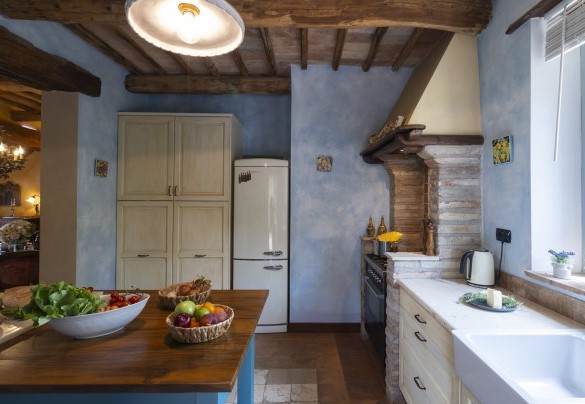 La cucina in open space con il living - Villa Aperolli