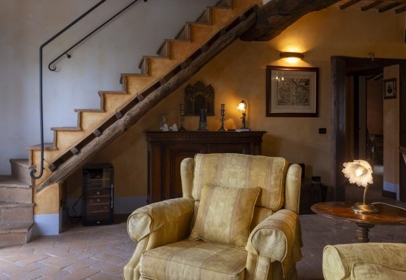 L'area living con le scale per il primo piano - Villa Aperolli