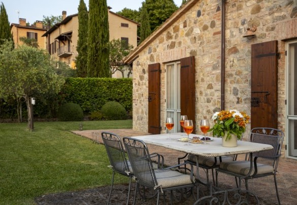 La zona all'uscita del living ospita un tavolo e sedie - Villa Aperolli