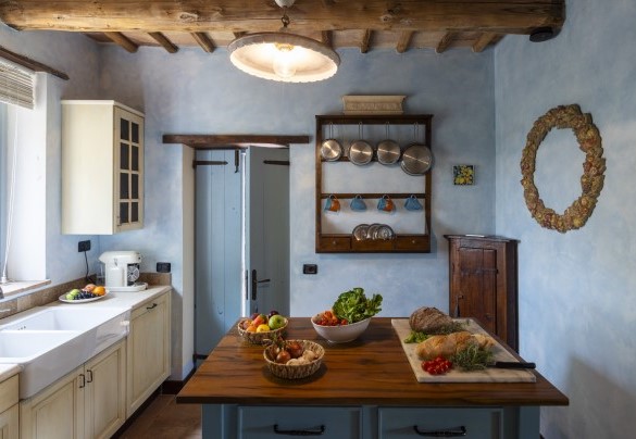 La cucina con accesso alla lavanderia - Villa Aperolli
