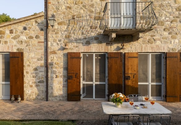 La zona all'uscita del living ospita un tavolo e sedie - Villa Aperolli