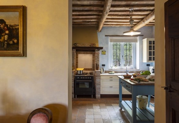 La cucina dotata di isola centrale - Villa Aperolli