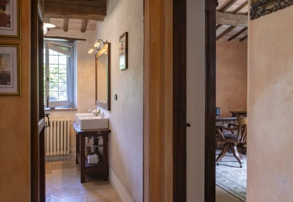 Il bagno con doccia n.2 e lo studio al piano terra - Villa Aperolli