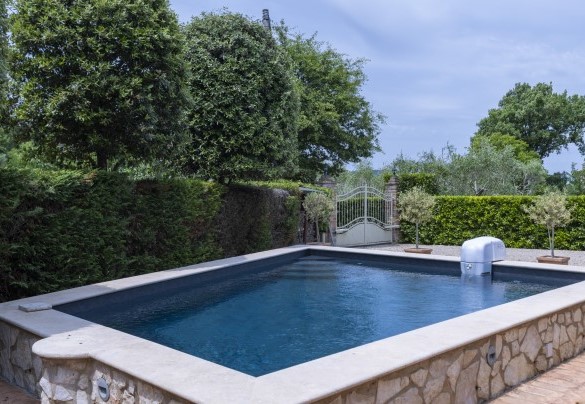 La piscina accessoriata con il nuoto controcorrente - Villa Aperolli