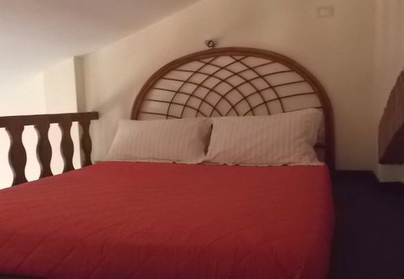 Letto matrimoniale in soppalco - Villa Arbeio