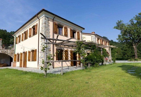  La Villa era una vecchia casa colonica ed è stata ristrutturata completamente con una scelta di materiali naturali, quali legno e pietra - Villa Arbeio