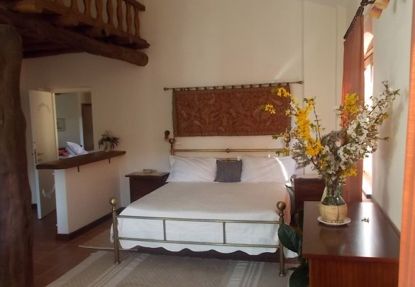 Camera matrimoniale con letto aggiunto nel soppalco - Villa Arbeio