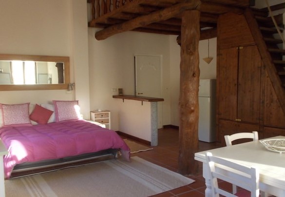 Camera matrimoniale con letto aggiunto nel soppalco - Villa Arbeio