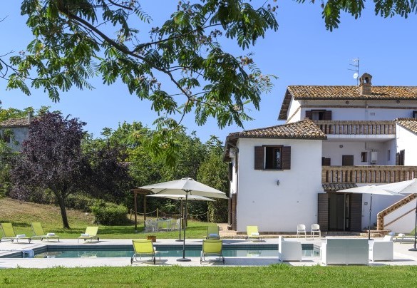 The swimming pool, equipped with sun loungers and umbrellas, will be available to guests from the last Saturday of April to the first Saturday of October - Villa Ardente