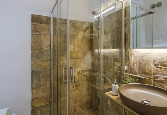 Bathroom n.1 with shower, en-suite to double bedroom n.1 on the ground floor - Villa Ardente