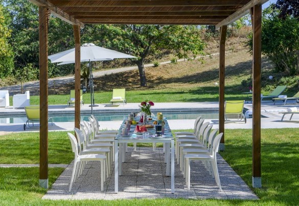 The gazebo furnished with tables and chairs is the ideal place for breakfasts and dinners alfresco - Villa Ardente