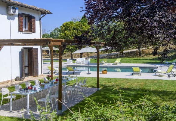 The outdoor dining area is a few meters from the house and the swimming pool - Villa Ardente