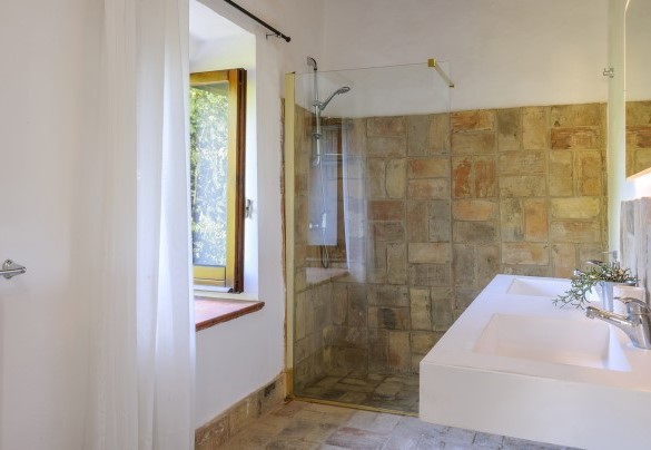 Bathroom n.3 with shower, en-suite to double bedroom n.3 on the first floor - Villa Ardente