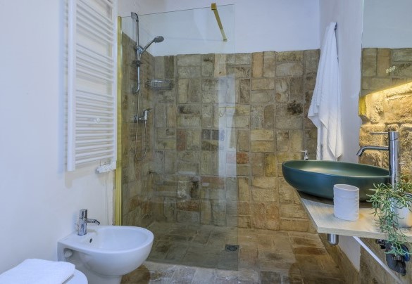 Bathroom n.4 with shower, en-suite to double bedroom n.4 on the first floor - Villa Ardente