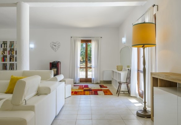 The large living room with sofas, TV, billiards and direct access to the outside – Villa Ardente
