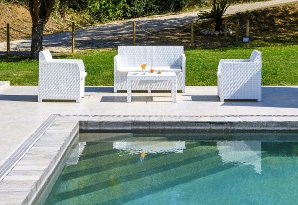 The swimming pool has a particular color thanks to the concrete coating with an Emerald River effect - Villa Ardente