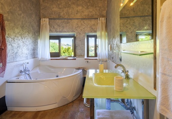 Bathroom n.6 with shower and hydromassage tub on the second floor - Villa Ardente