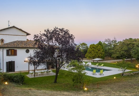 The villa and swimming pool bathed in the sunset lights – Villa Ardente