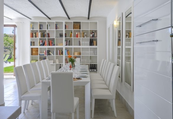 Dining room and kitchen in open space with direct access to the outside – Villa Ardente