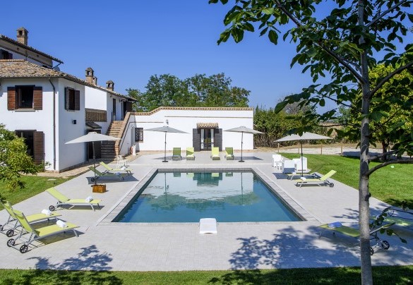 The swimming pool, purified with chlorine, measures 6 x 12 m and has a constant depth of 1.50 m – Villa Ardente