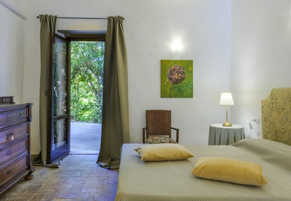 Double bedroom n.1 on the ground floor with direct access to the outside at the back of the house - Villa Ardente