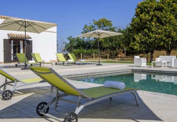 The swimming pool, equipped with sun loungers and umbrellas, will be available to guests from the last Saturday in April to the first Saturday in October – Villa Ardente