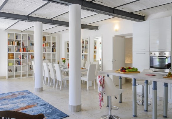 Dining room and kitchen in open space with direct access to the outside – Villa Ardente