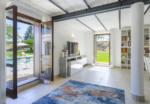 Dining room and kitchen in open space with direct access to the outside – Villa Ardente